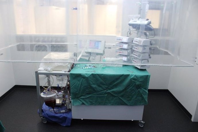 La máquina de perfusión en funcionamiento. El hígado del donante es conectado en el recipiente blanco en la esquina superior izquierda.