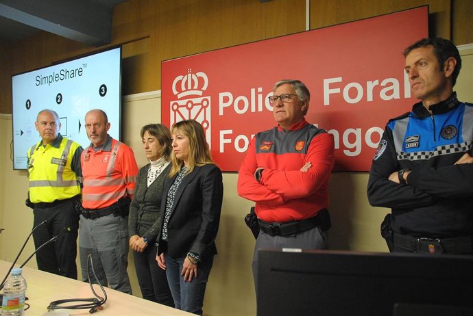 La directora general de Interior, Amparo López -entre la directora provincial de Tráfico, Belén Santamaría, y el jefe de la Policía Foral, Juan Carlos Zapico, junto a representantes de otros cuerpos policiales- se dirige a los asistentes a la sesión.