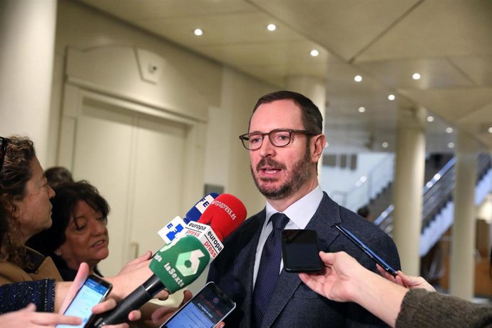 El portavoz del Partido Popular en el Senado, Javier Maroto, atiende a los medios de comunicación tras finalizar la sesión de constitución de la Diputación Permanente del Senado y elección de la Mesa del mismo para  la XIV Legislatura