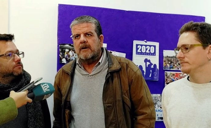 El diputado autonómico de Adelante Andalucía, Nacho Molina, atendiendo a los periodistas