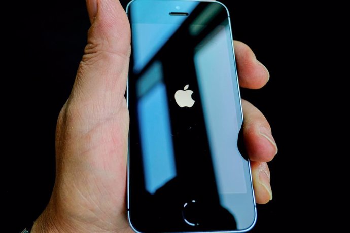 Apple defiende su colaboración con EEUU para investigar los iPhones del atentado