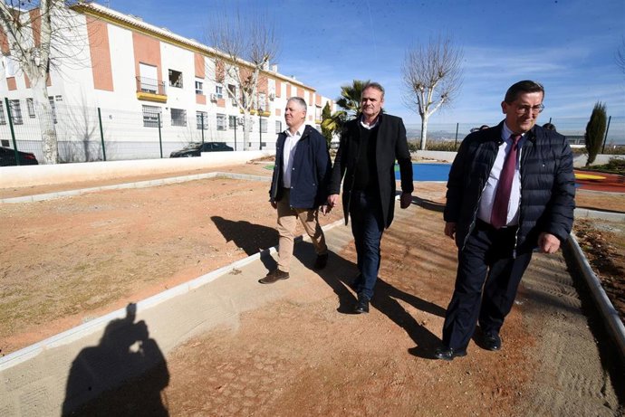 Imagen de la visita del presidente de la Diputación, José Entrena, al Cañaveral del municipio de Cijuela