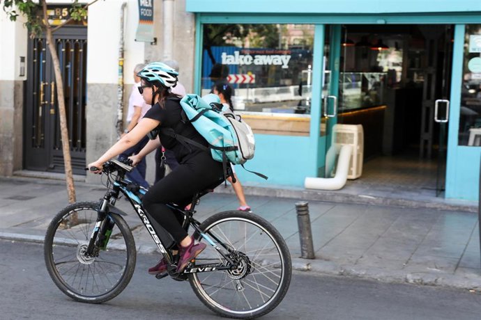 Deliveroo pone en marcha un programa de seguridad vial para los 'riders'