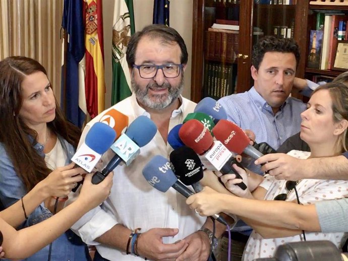 Juan Ávila atendiendo a los medios de comunicación