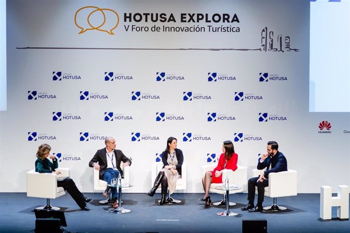 La ministra de Industria, Comercio y Turismo, Reyes Maroto inaugura la VI edición del Foro Hotusa Explora