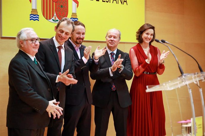 El nuevo ministro de Universidades, Manuel Castells, junto a Pedro Duque; Pablo Iglesias, Juan Carlos Campo y Reyes Maroto, durante su toma de posesión.
