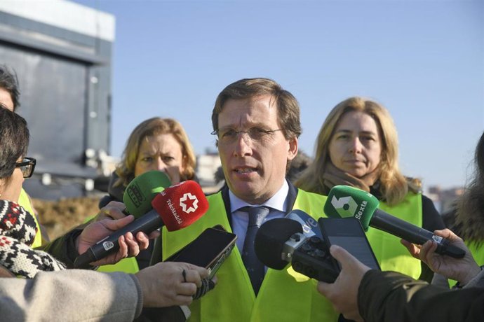Ell alcalde de Madrid, José Luis Martínez-Almeida (c), ofrece declaraciones a los medios de comunicación tras visitar las obras de la nueva sede de la Policía Municipal en el distrito de Hortaleza, en Madrid (España), a 14 de enero de 2020.