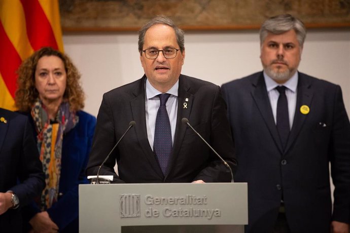 El presidente de la Generalitat, Quim Torra (centro), junto a la consellera de Justicia de la Generalitat, Esther Capella (izq) y el presidente de JxCat en el Parlament, Albert Batet (dech), en Barcelona (España), a 10 de enero de 2020.