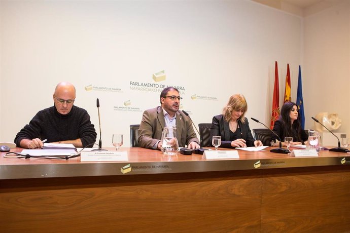 El presidente del Parlamento de Navarra, Unai Hualde, y la consejera de Relaciones Ciudadanas del Gobierno de Navarra, Ana Ollo, presentan el Fondo Documental de Memoria Histórica de Navarra.