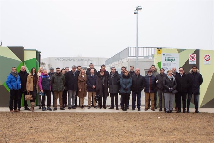 Foto de grupo de autoridades forales y locales visitando el punto limpio de Milagro.