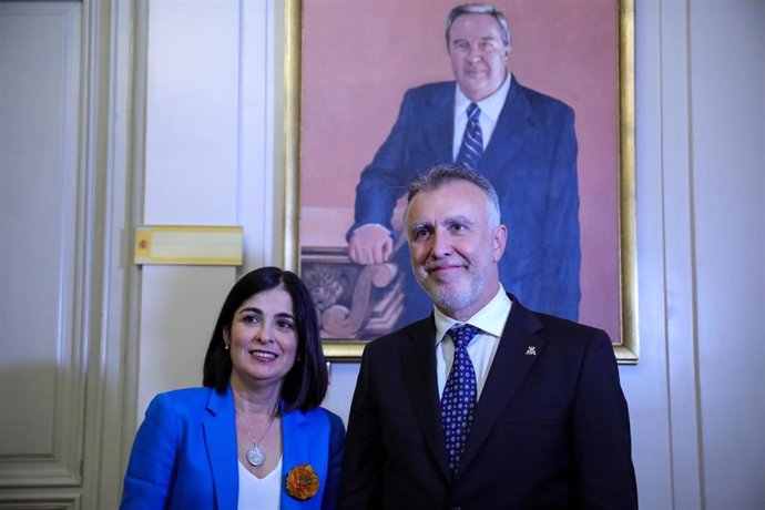 La ministra de Política Territorial y Función Pública, Carolina Darias, posa junto al presidente de Canarias, Ángel Víctor Torres