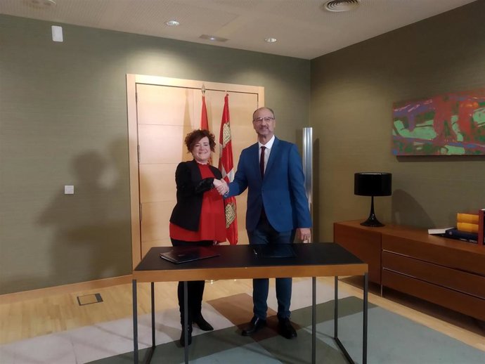 El presidente de las Cortes de Castilla y León, Luis Fuentes, y la presidenta de la Asociación de la Prensa de Valladolid (APV), Arancha Jiménez.