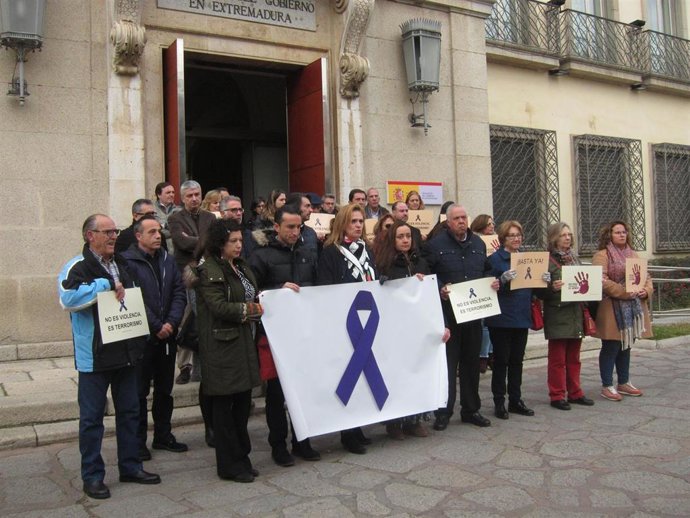 Minuto de silencio ante la Delegación del Gobierno en Extremadura en contra de la violencia de género