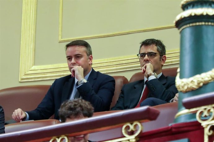 El jefe de gabinete de Pedro Sánchez, Iván Redondo (i), en la tribuna de invitados durante la primera sesión del debate de investidura del presidente del Gobierno en funciones en la XIV Legislatura en Madrid (España), a 4 de enero de 2020.