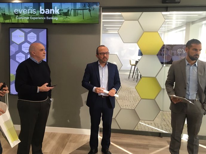 Carlos Estaca (c) y Sergio Hermida (d) presentan Everis Bank, su laboratorio de innovación destinado al sector financiero en su nuevo espacio en Madrid.