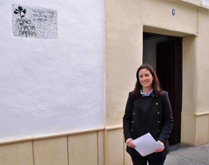 La delegada de Cultura y Patrimonio Histórico de la Junta en Córdoba, Cristina Casanueva, ante la casa natal de Pablo García Baena.