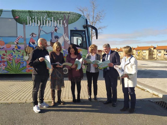 El diputado del Área de Cultura, Juventud y Deportes, José María Bravo, junto a las tres bibliotecarias de los bibliobuses, la escritora Cristina Olevy y el ilustrador Jesús Navarro.