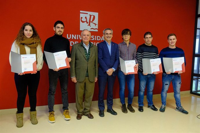 Estudiantes de la UR becados por Garnica