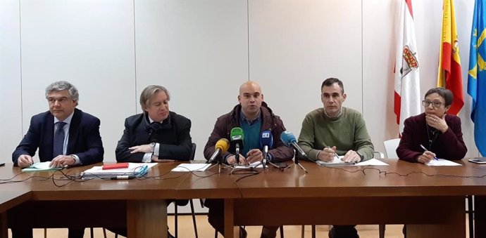 Representantes de los cinco grupos de la oposición del Ayuntamiento de Gijón