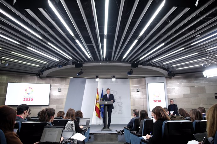 El presidente del Gobierno, Pedro Sánchez, a su llegada a la rueda de prensa tras la primera reunión del consejo de ministros del Gobierno de coalición de PSOE y Unidas Podemos en la XIV Legislatura, en Madrid (España), a 14 de enero de 2020.