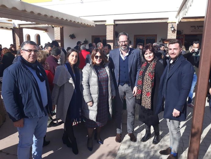 Natacha Rivas, tercera por la izquierda, en una jornada sobre despoblación rural