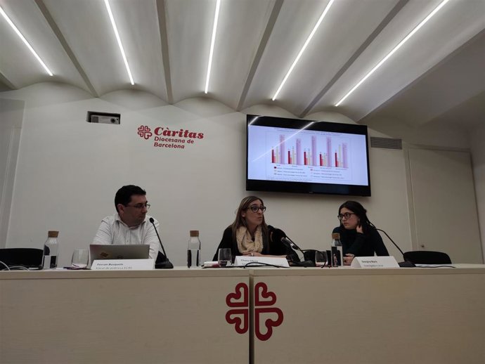 El vocal de Pobreza de Ecas, Ferran Busquets, la miembro de Sant Joan de Déu Serveis Socials Charo Sillero y la investigadora social Georgina Marín han presentado este martes el estudio