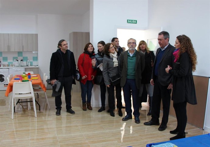 El alcalde de Sevilla, Juan Espadas, visita uno de los nuevos centros de día para menores en la calle Paulo Orosio