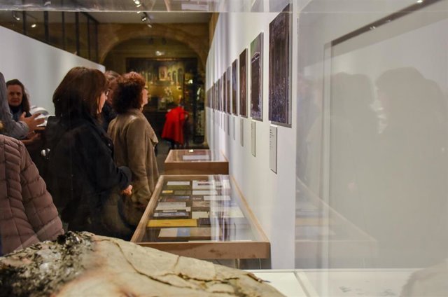 Visitantes del Museo Vasco de Bilbao en una exposición