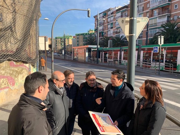 Imagen del encuentro del portavoz del Grupo Municipal Socialista, Francisco Cuenca, con vecinos del barrio de la Chana