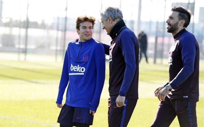 El jugador del Bara Riqui Puig junto al nuevo entrenador, Quique Setién, en su primera sesión de entrenamiento en la Ciutat Esportiva Joan Gamper