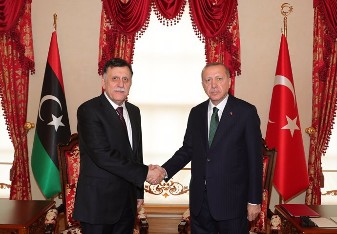 El presidente turco, Recep Tayyip Erdogan, y el primer ministro libio, Fayez Serraj