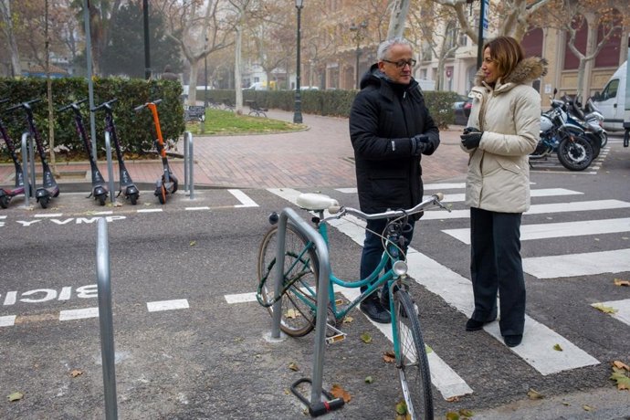 La consejera municipal de Servicios Público y Movilidad, Natalia Chueca, delante de un aparcabicis