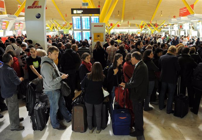 Colas de viajeros en el aeropuerto de Barajas de Madrid durante la huelga de controladores el 3 de diciempre de 2010