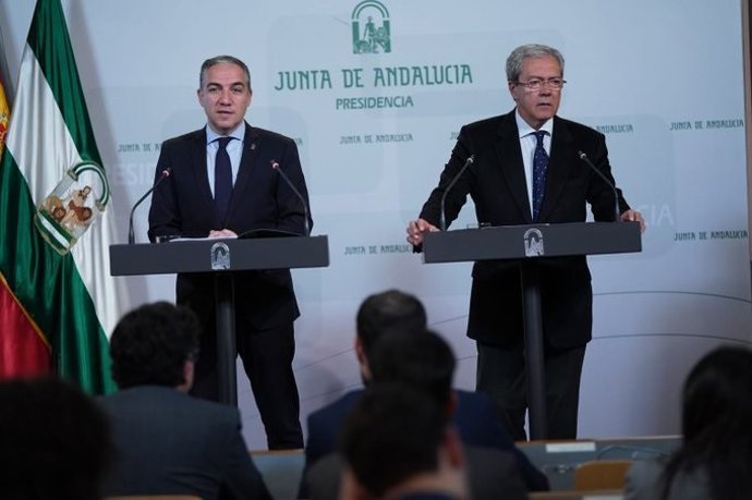 Elías Bendodo y Rogelio Velasco, en la rueda de prensa posterior a la reunión del Consejo de Gobierno.