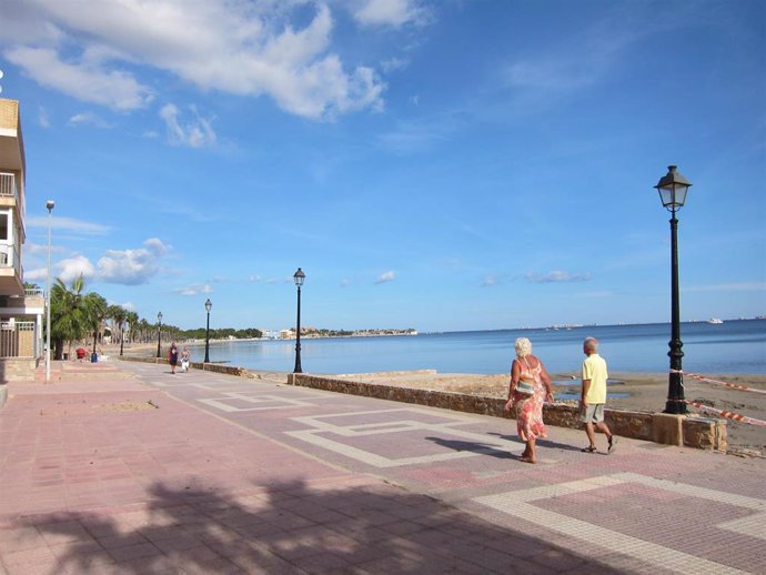 Imagen del paseo de Los Alcázares con el Mar Menor de fondo, viandantes, turistas