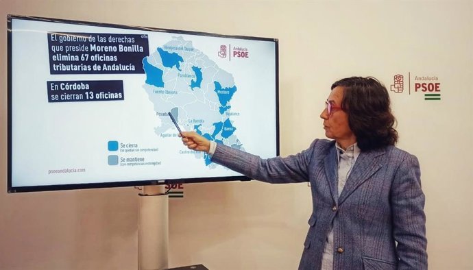 Rosa Aguilar muestra en el mapa de la provincia de Córdoba las oficinas liquidadoras de la Junta que dejarán de prestar servicios.