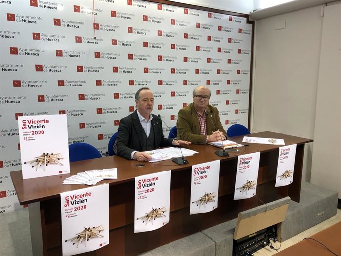 El concejal de Fiestas del Ayuntamiento de Huesca, Ramón Lasaosa, y el presidente del Patronato Municipal de Deportes, José María Romance, presentan los actos de San Vicente.