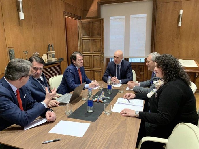 Diez Recibe A, Alfonso Fernández Mañueco En Presencia De Los Concejales Vera López Y Vicente Canuria, El Consejero Juan Carlos Suárez-Quiñones,Y El Delegado En León De La Junta, Juan Martínez Majo.