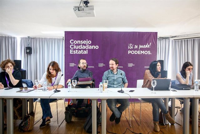 El secretario general de Podemos, Pablo Iglesias, y el todavía secretario general de Organización del Partido, Pablo Echenique, intervienen en una rueda de prensa tras la reunión mantenida con los cabezas de negociación de la Comunidad Valenciana, Baleare