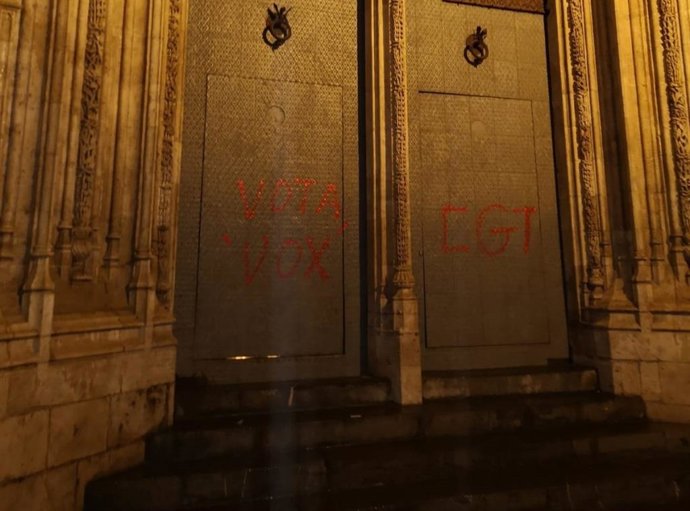 Pintada en la puerta de La Lonja de Valncia