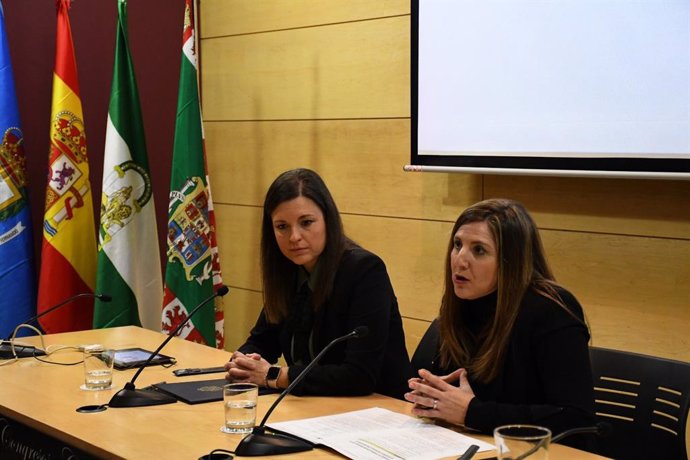 La presidenta de la Diputación de Cádiz, Irene García, y la alcaldesa de San Fernando, Patricia Cavada, en las jornadas sobre sobre la Actualización en la prevención de adicciones