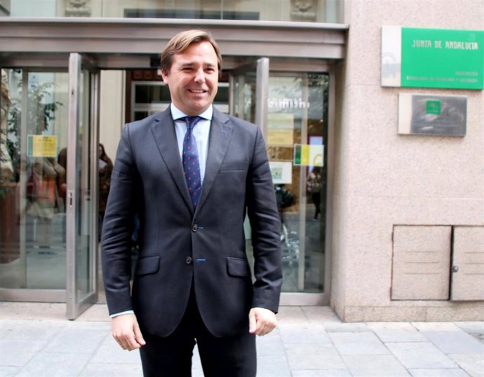 El delegado del Gobierno andaluz en Córdoba, Antonio Repullo, ante la Gerencia Provincial de la Agencia Tributaria de Andalucía.