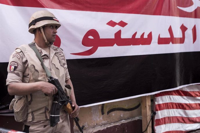 Un soldado de Egipto durante el referéndum constitucional en el país