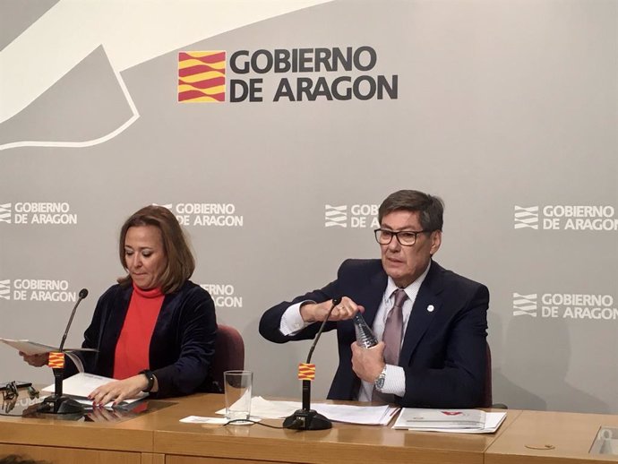La consejera de Presidencia y Relaciones Institucionales Mayte Pérez y el el vicepresidente y consejero de Industria, Competitividad y Desarrollo Empresarial del Gobierno de Aragón, Arturo Aliaga