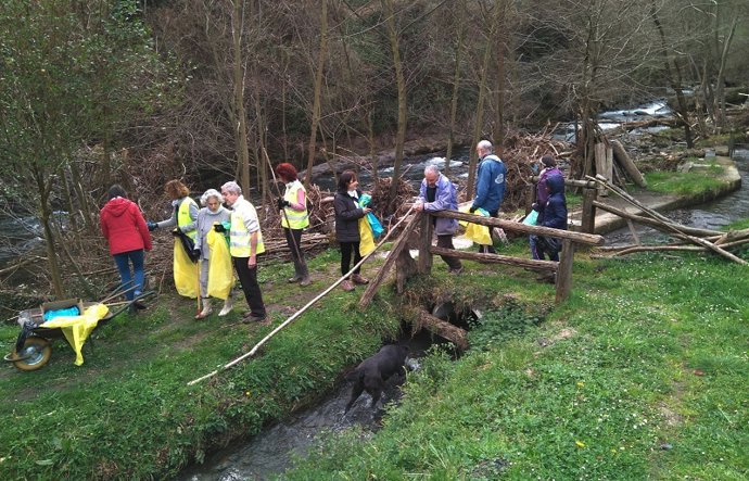 Cerca de 30 voluntarios participan en tareas de limpieza de residuos abandonados en Es Llac Gran de Alcúdia