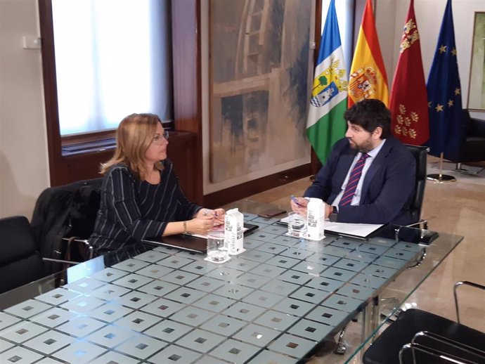 Imagen de la reunión entre Visitación Martínez y Fernando López Miras