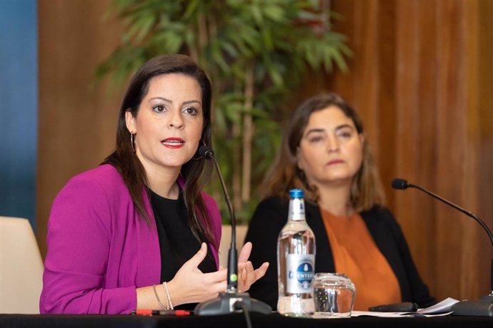 La consejera de Turismo del Gobierno de Canarias, Yaiza Castilla y la gerente de Promotur, María Méndez, en rueda de prensa