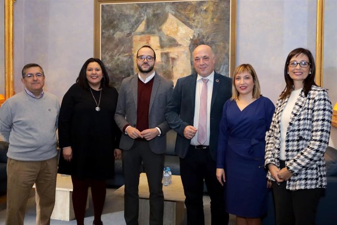 El presidente de la Diputación de Córdoba, Antonio Ruiz (tercero por la dcha.), junto a miembros de la institución provincial cordobesa y albaceteña