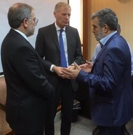 El embajador británico en Irán, Rob Macaire, en un coloquio en Teherán