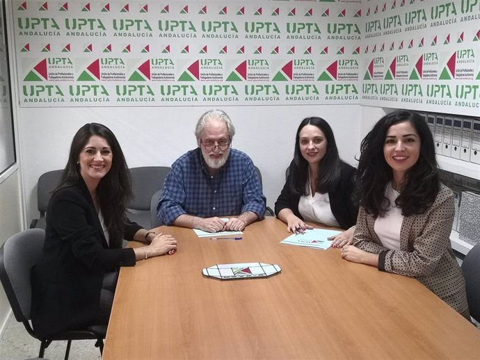 Imagen de la firma del convenio entre UPTA Andalucía y el despacho Silca Abogados.